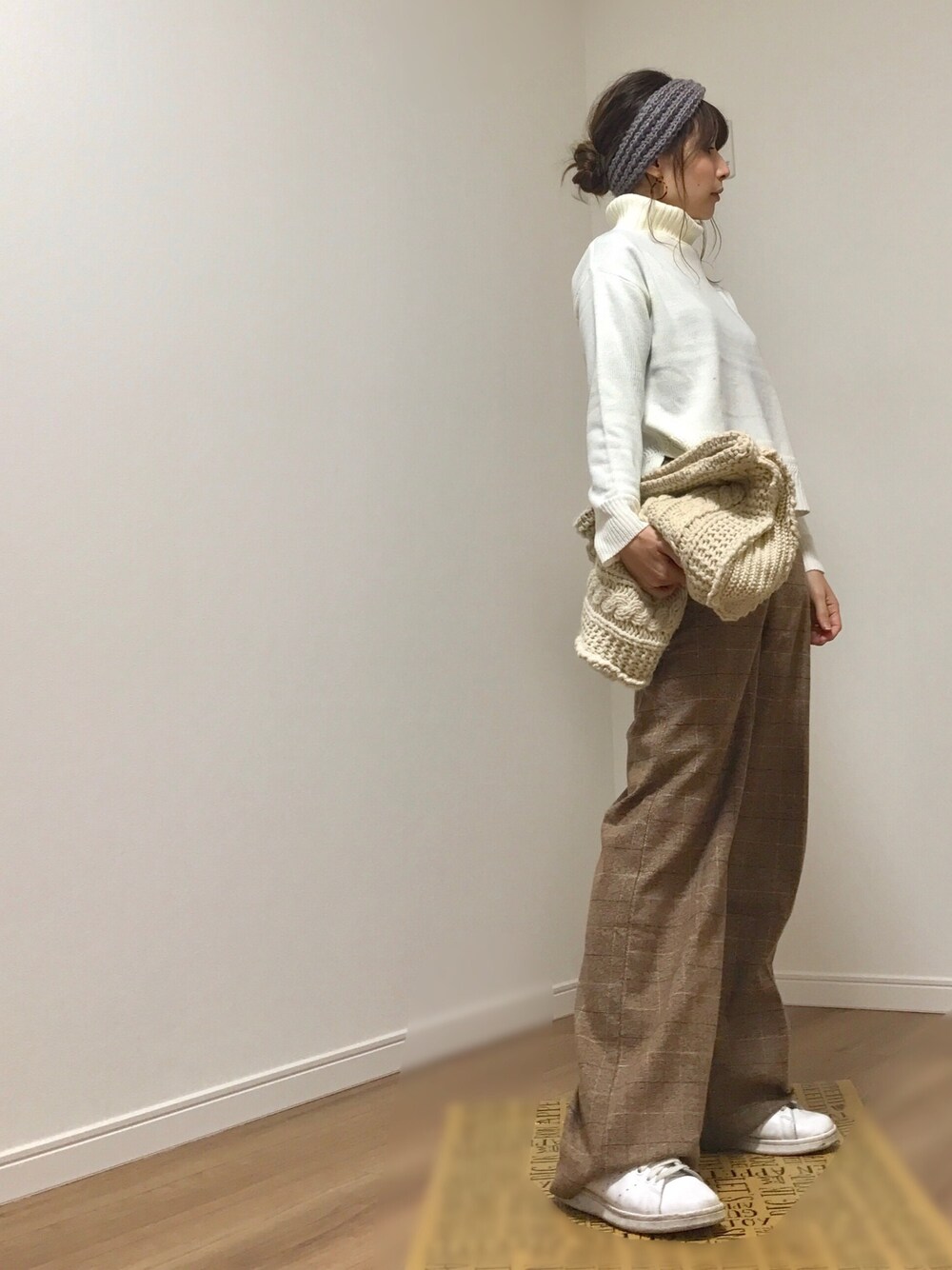 「オトナカジュアル、ワイドパンツ、ゆるゆる、スタンスミス、ヘアバンド、ニットクラッチ、ノーカラーコート、プチプラ、GU」｜「AG by aquagirlの畦編みニットターバン（ヘアバンド、グレー系）」を使った、❁ a i  ❁さん（レディース・158cm）の秋コーディネートの1枚目の写真