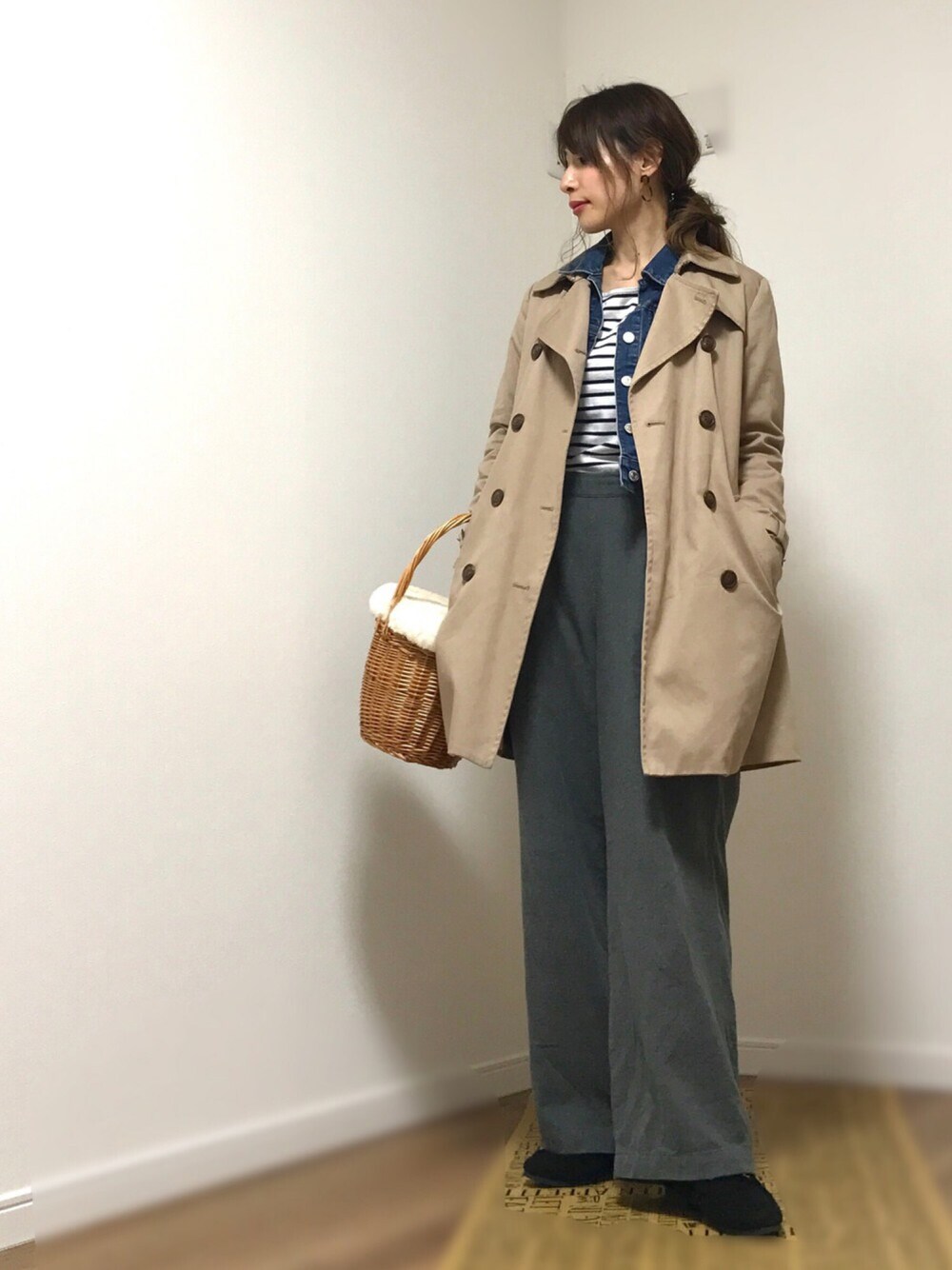 「カジュアルコーデ、トレンチコート、デニムジャケット、ボーダー、ワイドパンツ、オジ靴、かごバッグ、トレンチ×Ｇジャン」｜「alfredoBANNISTER LADY`Sのアイテム（トレンチコート、ベージュ系）」を使った、❁ a i  ❁さん（レディース・158cm）の冬コーディネートの1枚目の写真