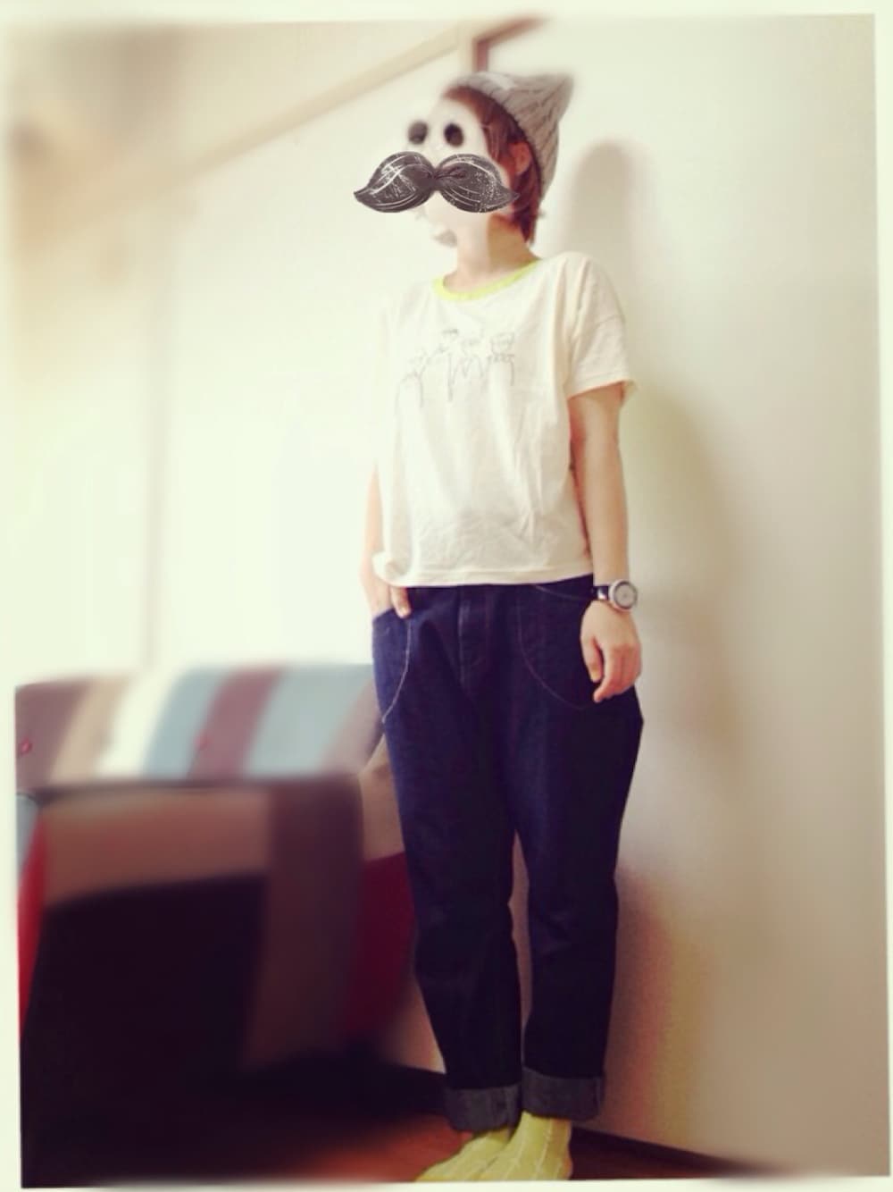 ホワイト系のTシャツ/カットソー、ブルー系のデニムパンツ、グレー系のスニーカーを着用したレディースの夏コーディネートの1枚目の写真