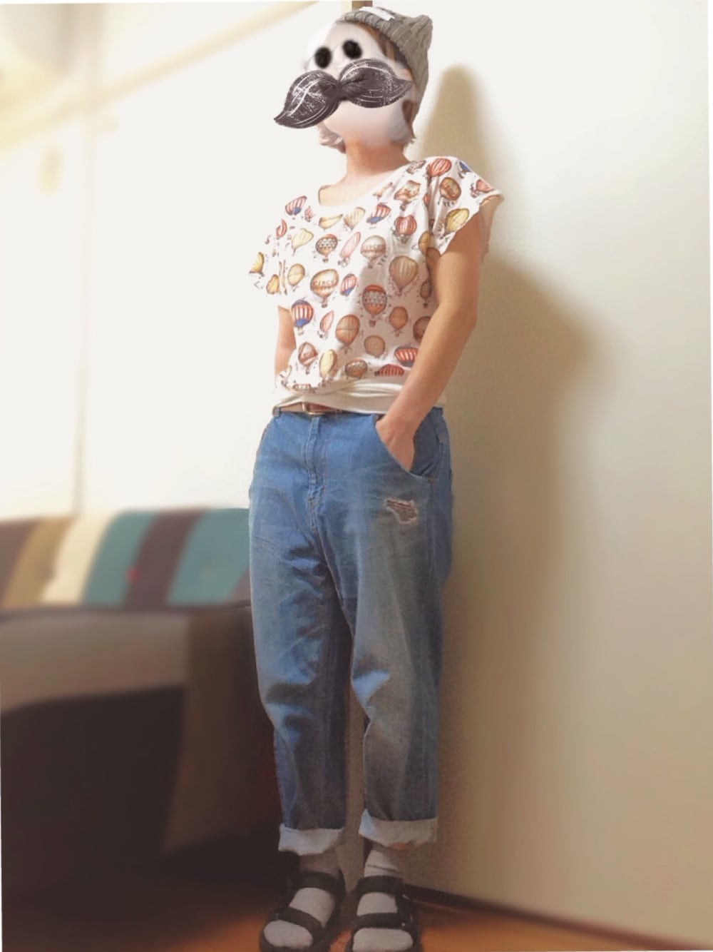 ブルー系のデニムパンツ、ホワイト系のTシャツ/カットソー、ブラック系のサンダルを着用したレディースの秋コーディネートの1枚目の写真