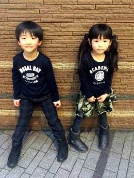 「COMME CA ISM（コムサイズム）のメッセージプリントのTシャツ（Tシャツ/カットソー、ブルー系）」を使った、hitomiさん（キッズ・137cm）の冬コーディネート