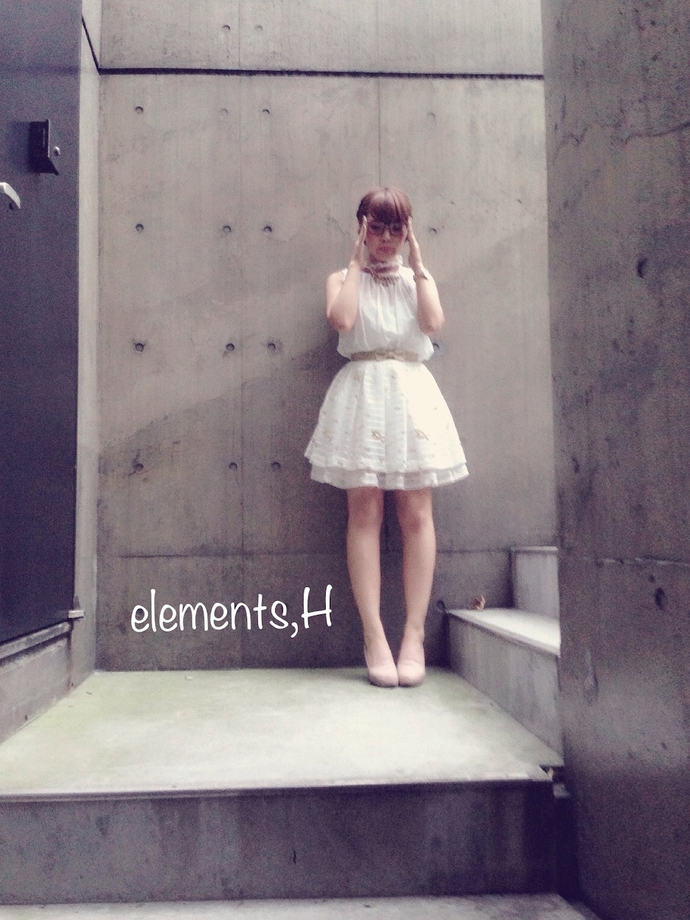 「スリッポン、モノトーン、ダテメガネ、ノースリーブ、オールホワイト、エレメンツアッシュ、elements,H」｜「elements,Hのマスクボーダースカート
elements,H（スカート、ホワイト系）」を使った、Mitsubaさん（レディース・160cm）の夏コーディネートの1枚目の写真
