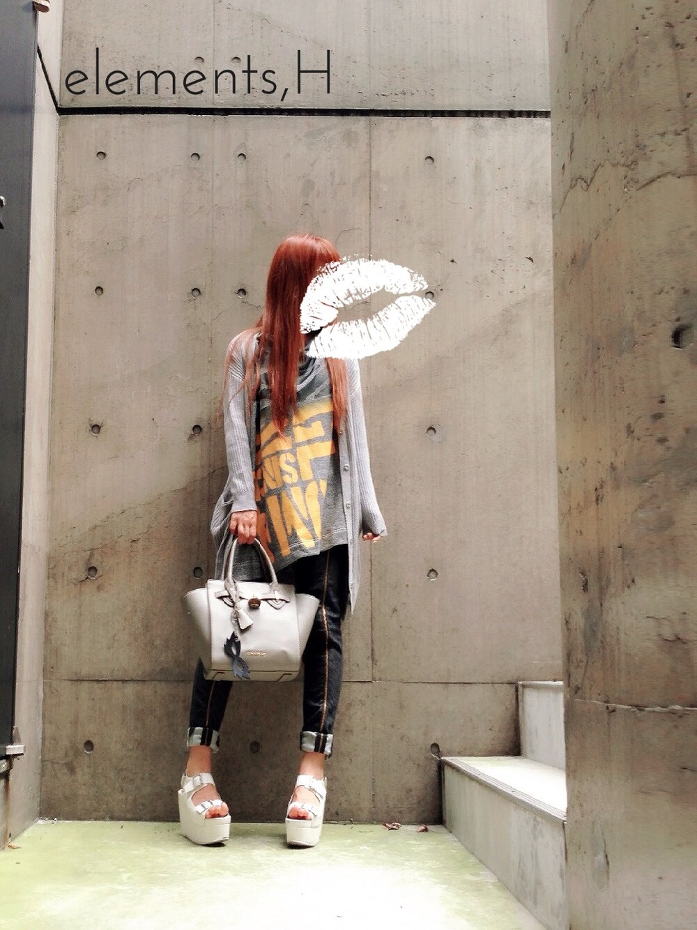 「シャワーサンダル、ワンピース×デニム、リラックススタイル、エレメンツアッシュ、elements,H」｜「Vivienne Westwoodのワンピース（ワンピース、グレー系）」を使った、Mitsubaさん（レディース・160cm）の秋コーディネートの1枚目の写真
