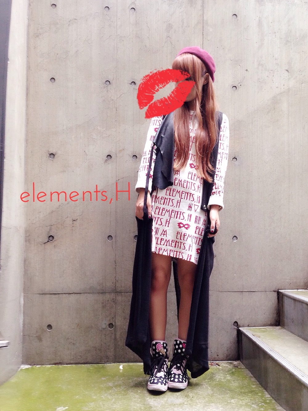 「ガウン、ロングカーディガン、ベレー帽、ボルドー、スニーカー、エレメンツアッシュ、elements,H、Tシャツワンピ」｜「elements,HのPACKAGE LOGOワンピース（ワンピース、ホワイト系）」を使った、Mitsubaさん（レディース・160cm）の秋コーディネートの1枚目の写真