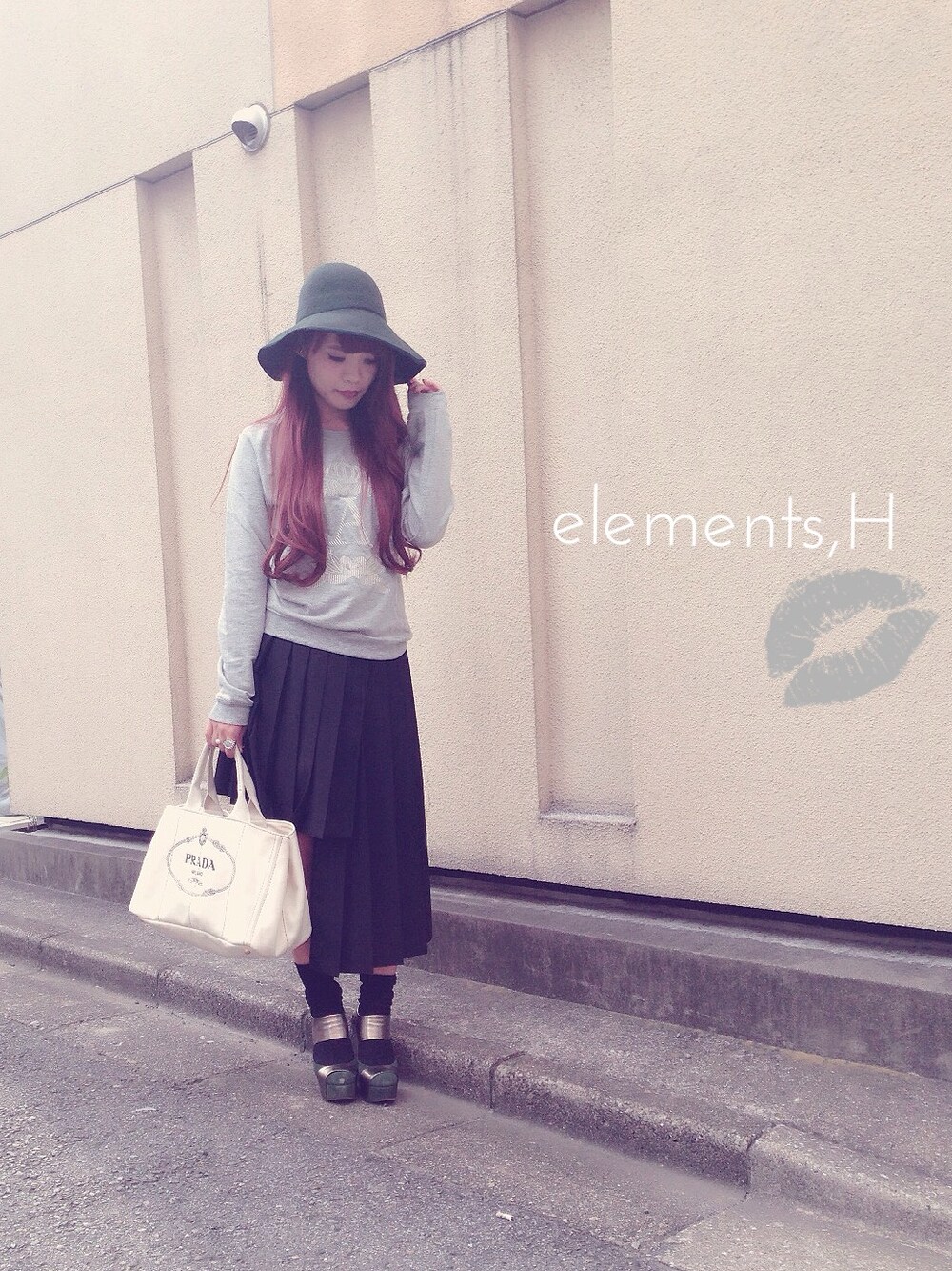 「プリーツスカート、ツバ広ハット、ソックス×パンプス、女優帽、エレメンツアッシュ、elements,H」｜「elements,Hのアシンメトリープリーツスカート（スカート、ブラック系）」を使った、Mitsubaさん（レディース・160cm）の秋コーディネートの1枚目の写真