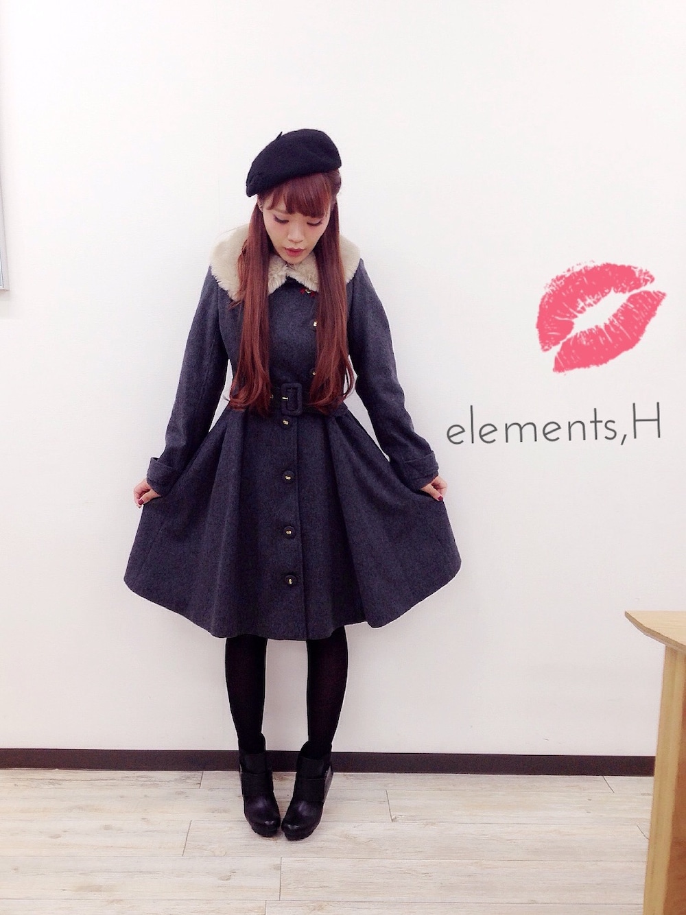「黒タートルネック、サイドゴアブーツ、ファー、ロングコート、ベレー帽、エレメンツアッシュ、elements,H」｜「elements,Hのベルトフレアコート（その他アウター、グレー系）」を使った、Mitsubaさん（レディース・160cm）の冬コーディネートの1枚目の写真