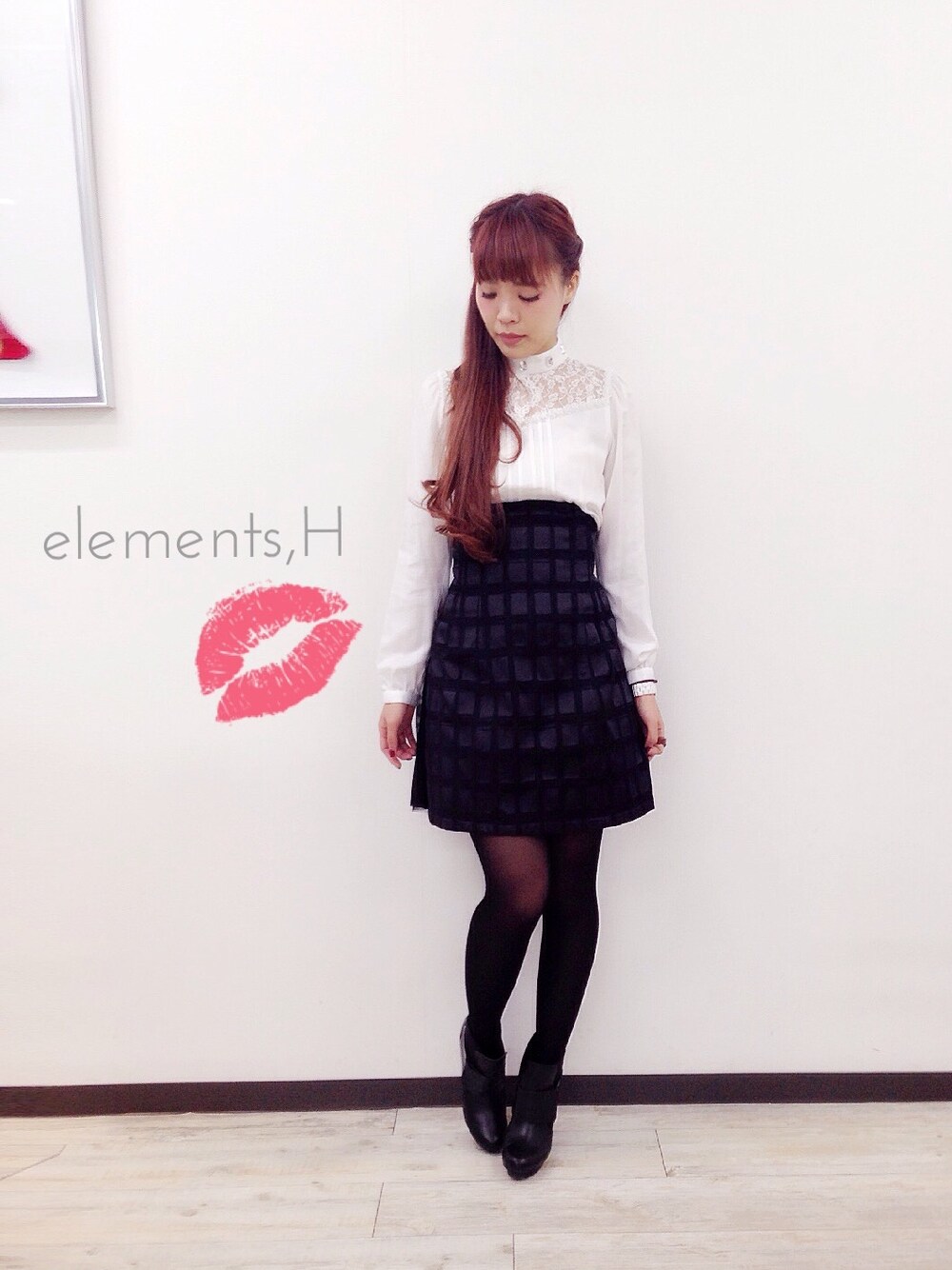 「サイドゴアブーツ、白タートルネック、ハイウエスト、シアータイツ、エレメンツアッシュ、elements,H、クリスマス」｜「elements,Hのレースブラウス（シャツ/ブラウス、ホワイト系）」を使った、Mitsubaさん（レディース・160cm）の冬コーディネートの1枚目の写真