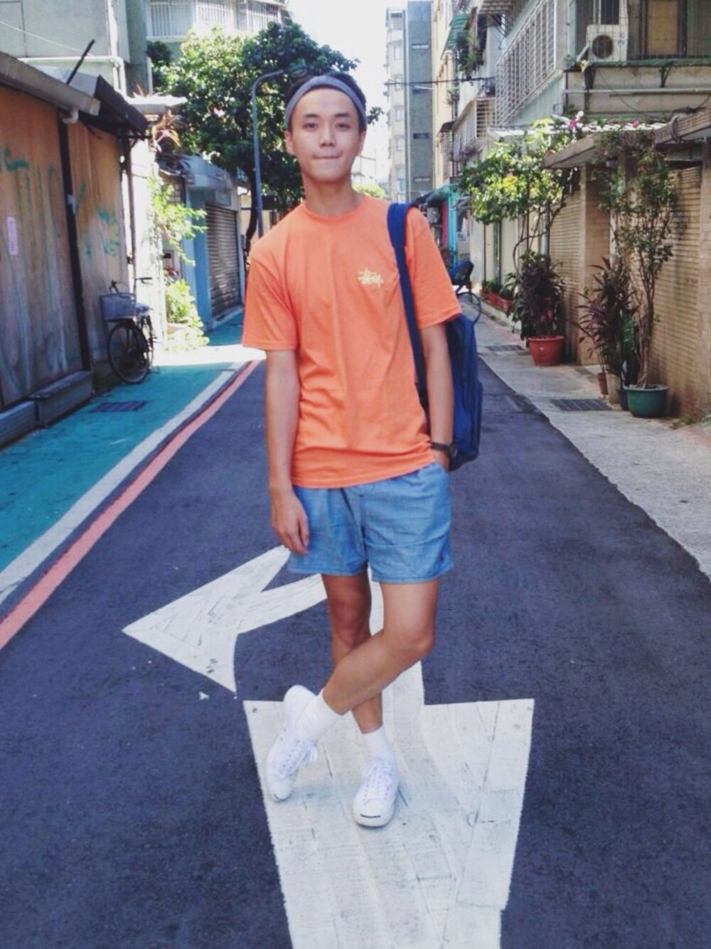 「＃STUSSY、#converse、＃UNIQLO、#insight」｜「STUSSYのアイテム（Tシャツ/カットソー、オレンジ系）」を使った、曾紹瑋さん（メンズ・177cm）の夏コーディネートの1枚目の写真