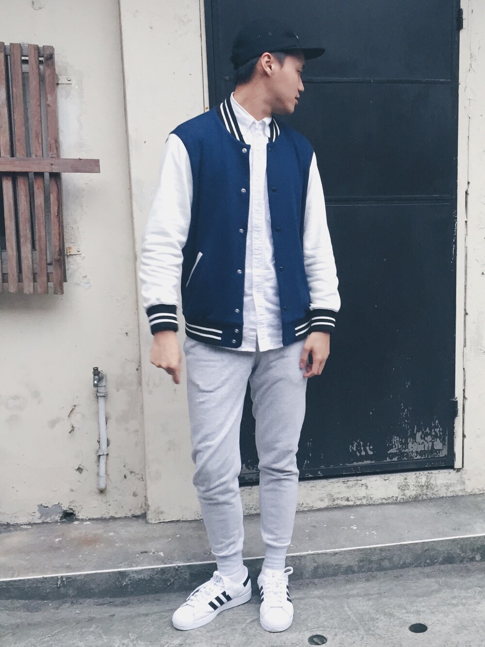 「UNIQLO、supreme、BEAUTY&YOUTH UNITED ARROWS、adidas、adidas originals」｜「adidas Originalsのアイテム（スニーカー、ホワイト系）」を使った、曾紹瑋さん（メンズ・177cm）の春コーディネートの1枚目の写真