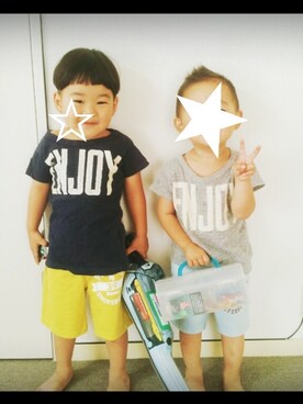 「DENIM&DUNGAREEのアイテム（Tシャツ/カットソー、ブルー系）」を使った、ERENさん（キッズ・100cm）の秋コーディネート