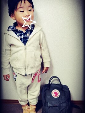 「DENIM DUNGAREE（デニムダンガリー）のアイテム（パーカー、ベージュ系）」を使った、ERENさん（キッズ・100cm）の秋コーディネート