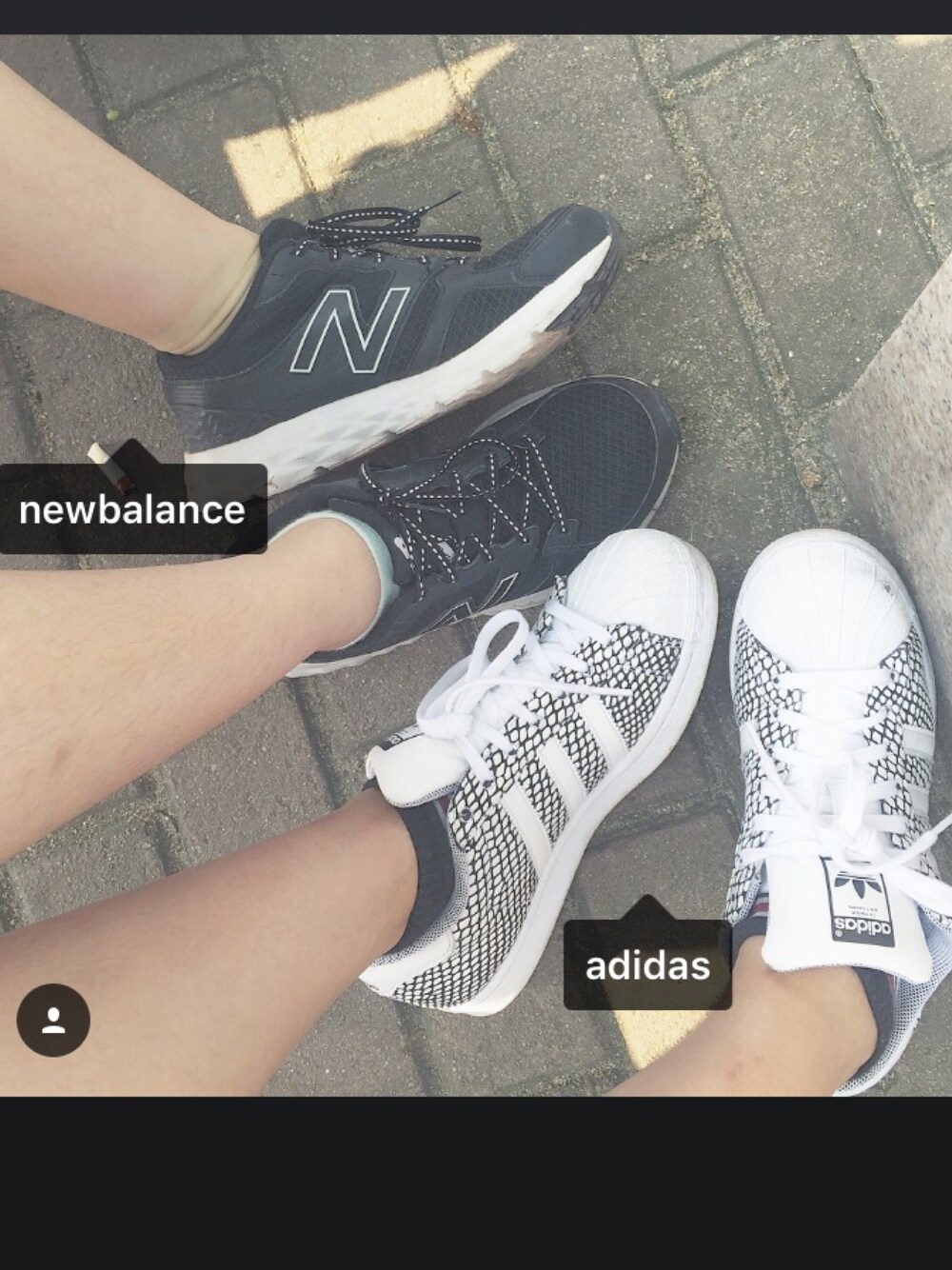 「adidas、ニューバランス、white、black、black and white」｜「adidasのアイテム（スニーカー、ホワイト系）」を使った、れいこさん（レディース・161cm）の春コーディネートの1枚目の写真
