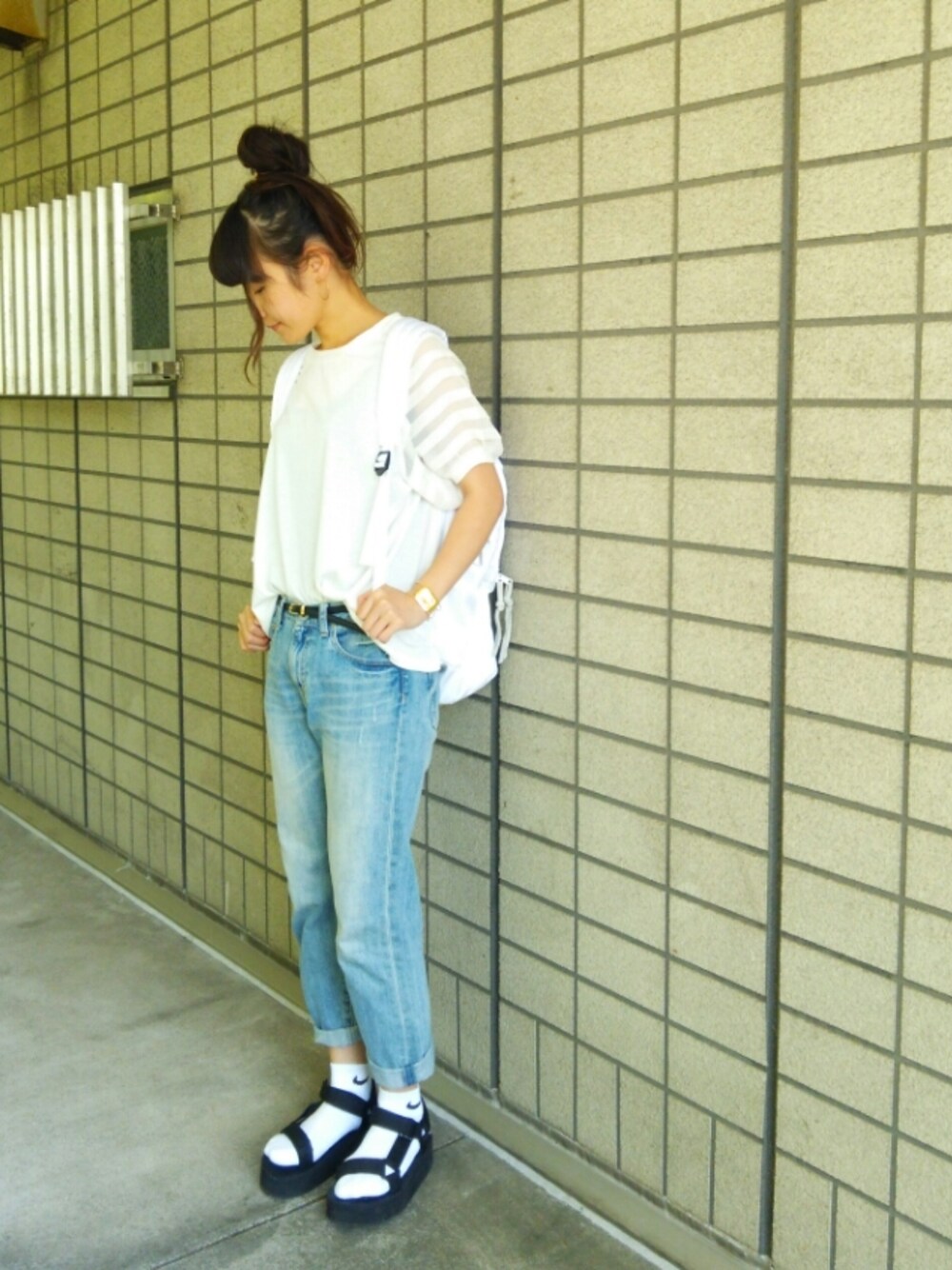 ホワイト系のバックパック/リュック、ホワイト系のTシャツ/カットソー、ブルー系のデニムパンツを着用したレディースの夏コーディネートの1枚目の写真