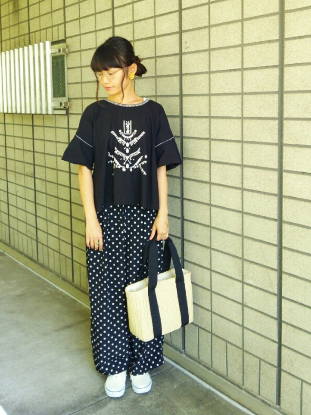 ブラック系のシャツ/ブラウス、ベージュ系のトートバッグ、ブラック系のその他パンツを着用したレディースの夏コーディネートの1枚目の写真