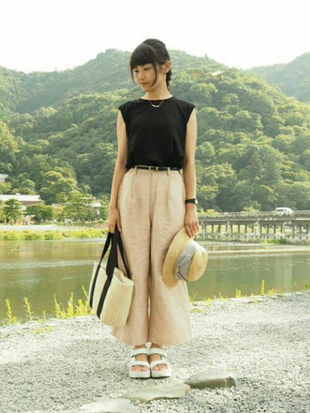 ブラック系のTシャツ/カットソー、ベージュ系のその他パンツ、ベージュ系のトートバッグを着用したレディースの夏コーディネートの1枚目の写真