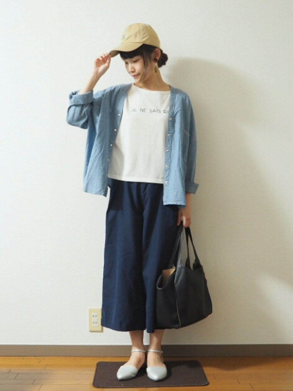 ブルー系のシャツ/ブラウス、ホワイト系のTシャツ/カットソー、ブラック系のトートバッグを着用したレディースの秋コーディネートの1枚目の写真