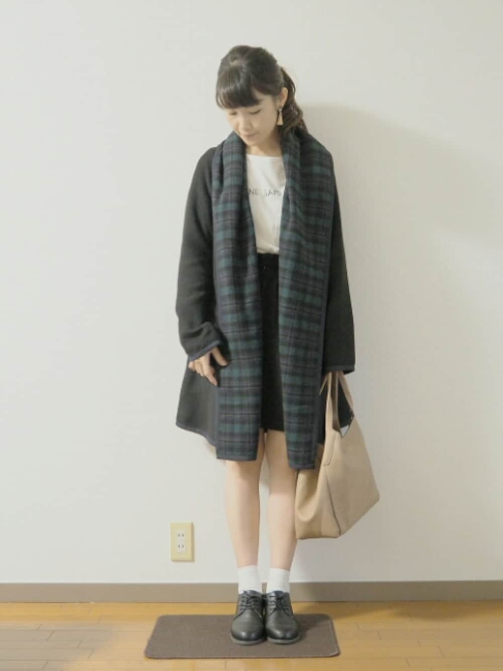 ホワイト系のTシャツ/カットソー、ベージュ系のトートバッグ、ブラック系のその他アウターを着用したレディースの秋コーディネートの1枚目の写真