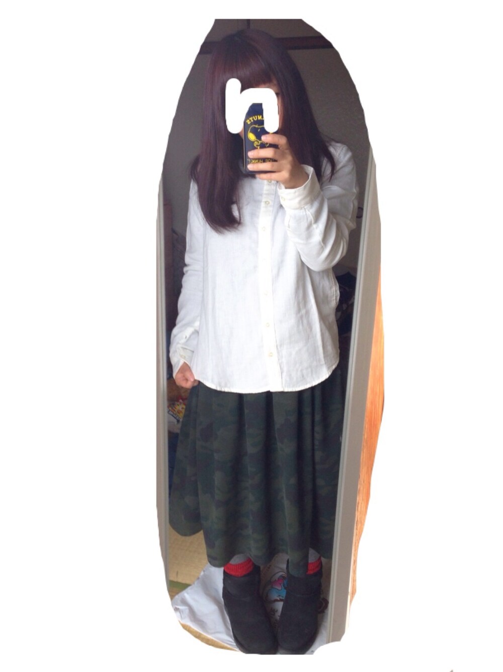 その他のスカート、ホワイト系のシャツ/ブラウス、ブラック系のブーツを着用したレディースの冬コーディネートの1枚目の写真