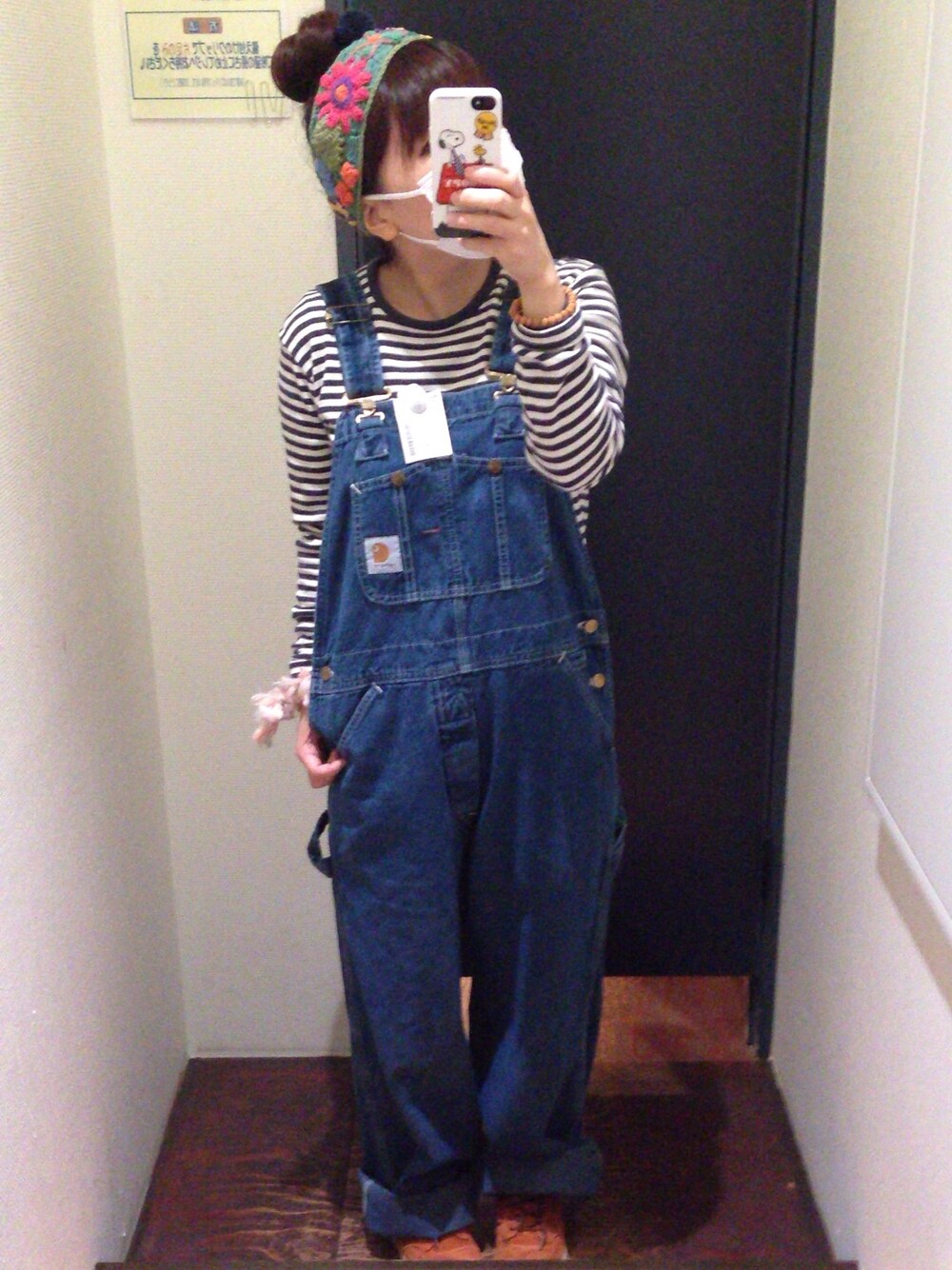 ブラウン系のスニーカー、ブルー系のサロペット/オーバーオール、グリーン系のヘアバンドを着用したレディースの冬コーディネートの1枚目の写真