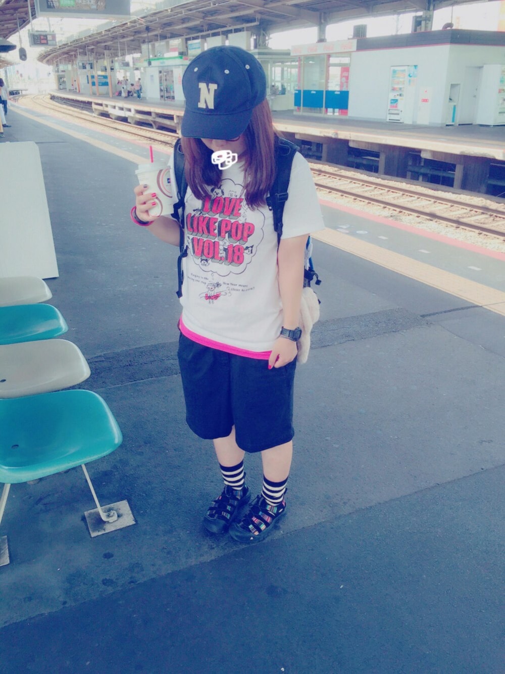 ホワイト系のTシャツ/カットソー、ベージュ系のバッグ、ブラック系のサンダルを着用したレディースの夏コーディネートの1枚目の写真