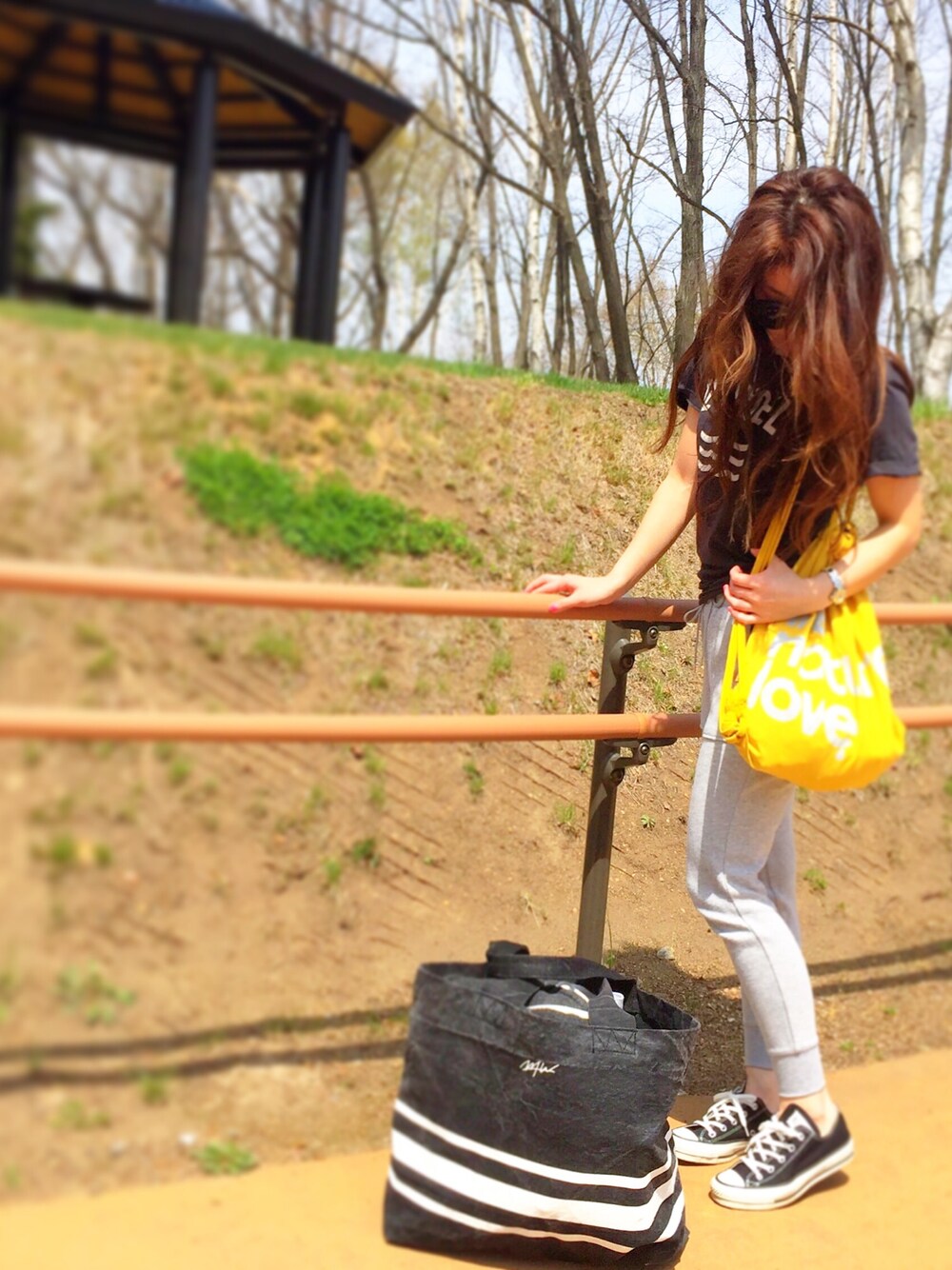 「ラフ、公園コーデ」｜「GUのアイテム（その他パンツ、グレー系）」を使った、makiさん（レディース・157cm）の春コーディネートの1枚目の写真