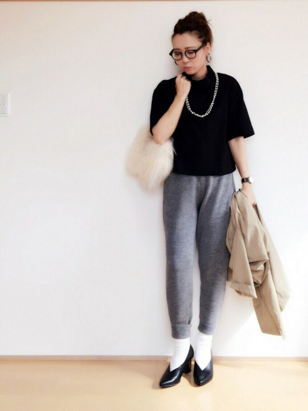 グレー系のその他パンツ、ブラック系のパンプス、ブラック系のTシャツ/カットソーを着用したレディースの秋コーディネートの1枚目の写真