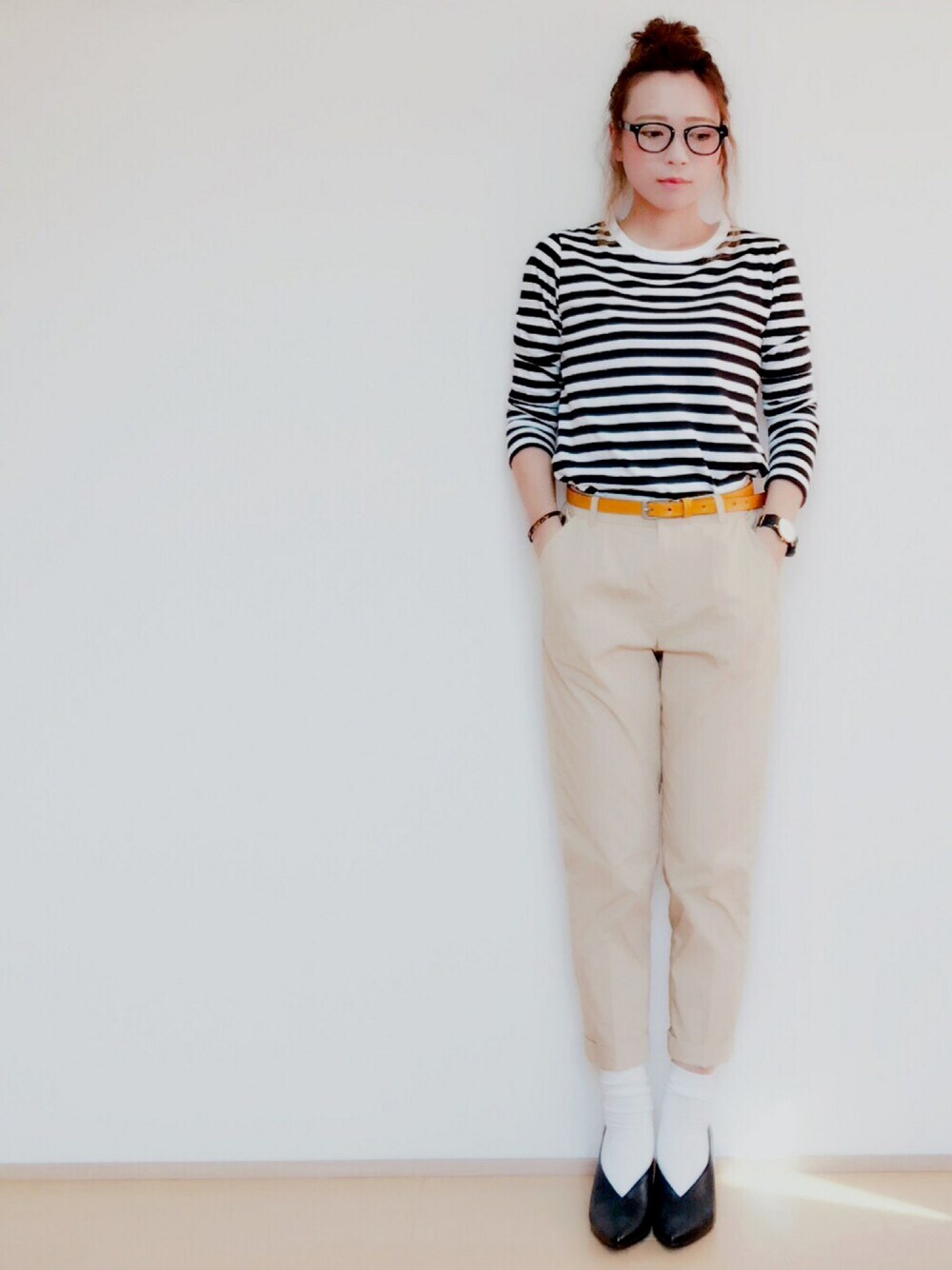 ブラック系のTシャツ/カットソー、ベージュ系のその他パンツ、ブラック系のパンプスを着用したレディースの秋コーディネートの1枚目の写真