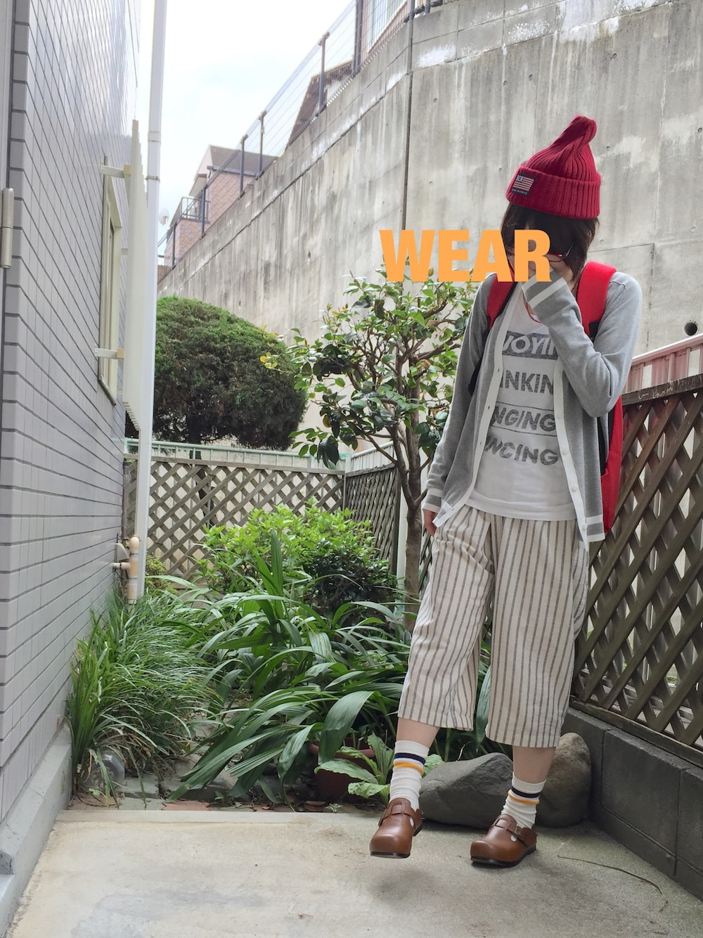 「グレー、リュック、ガウチョパンツ、ニット帽、カーディガン、プチプラ、夏、シンプル」｜「BEN DAVISのBEN DAVIS/USAニットキャップ（ニットキャップ/ビーニー、レッド系）」を使った、yukari-nさん（レディース・161cm）の夏コーディネートの1枚目の写真