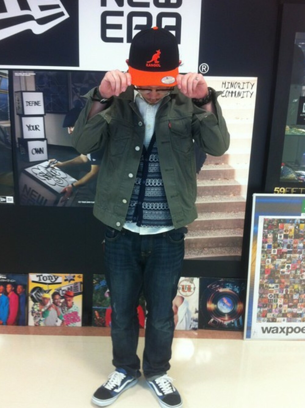 ブラック系のキャップを着用したメンズの春コーディネートの1枚目の写真