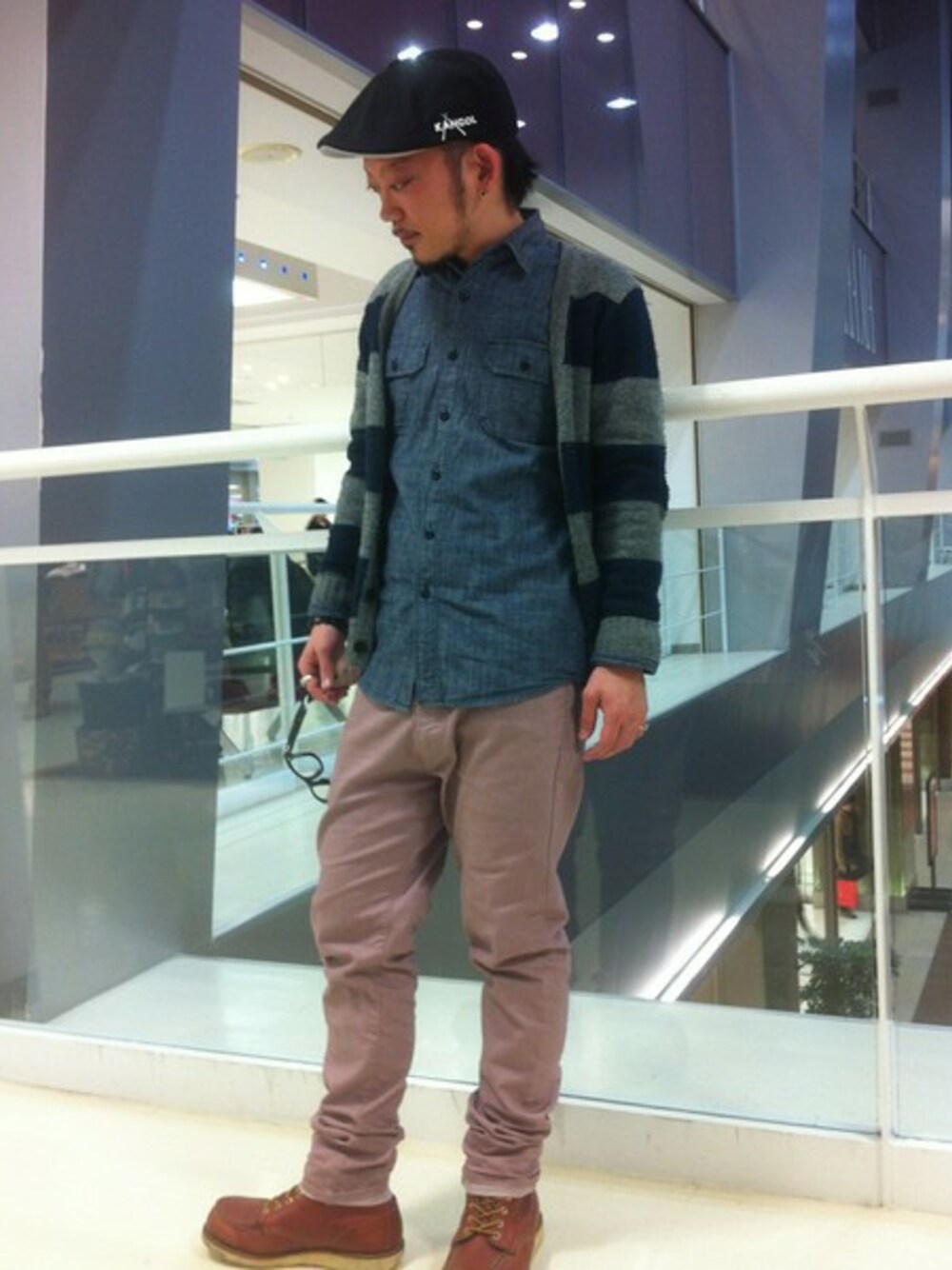 ブラック系のハンチング/ベレー帽を着用したメンズの春コーディネートの1枚目の写真