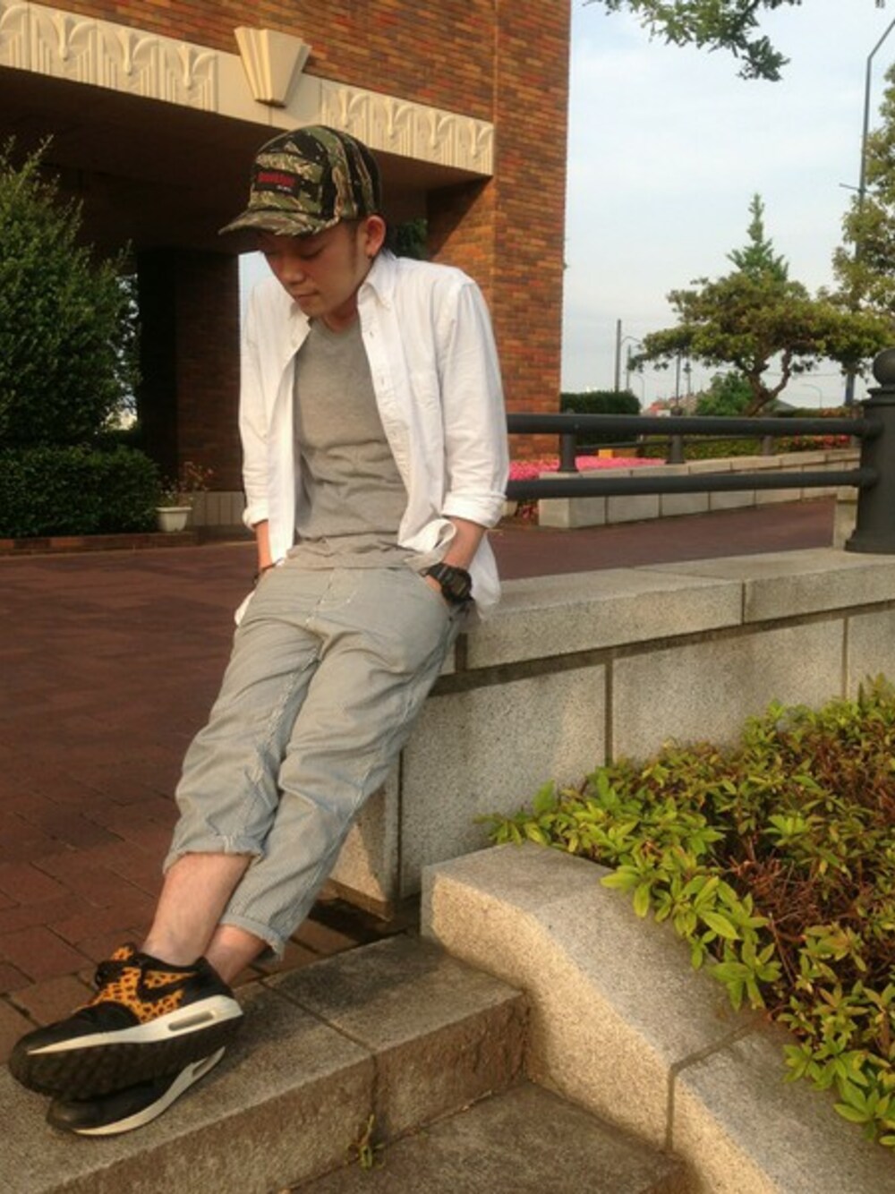 その他のキャップを着用したメンズの春コーディネートの1枚目の写真