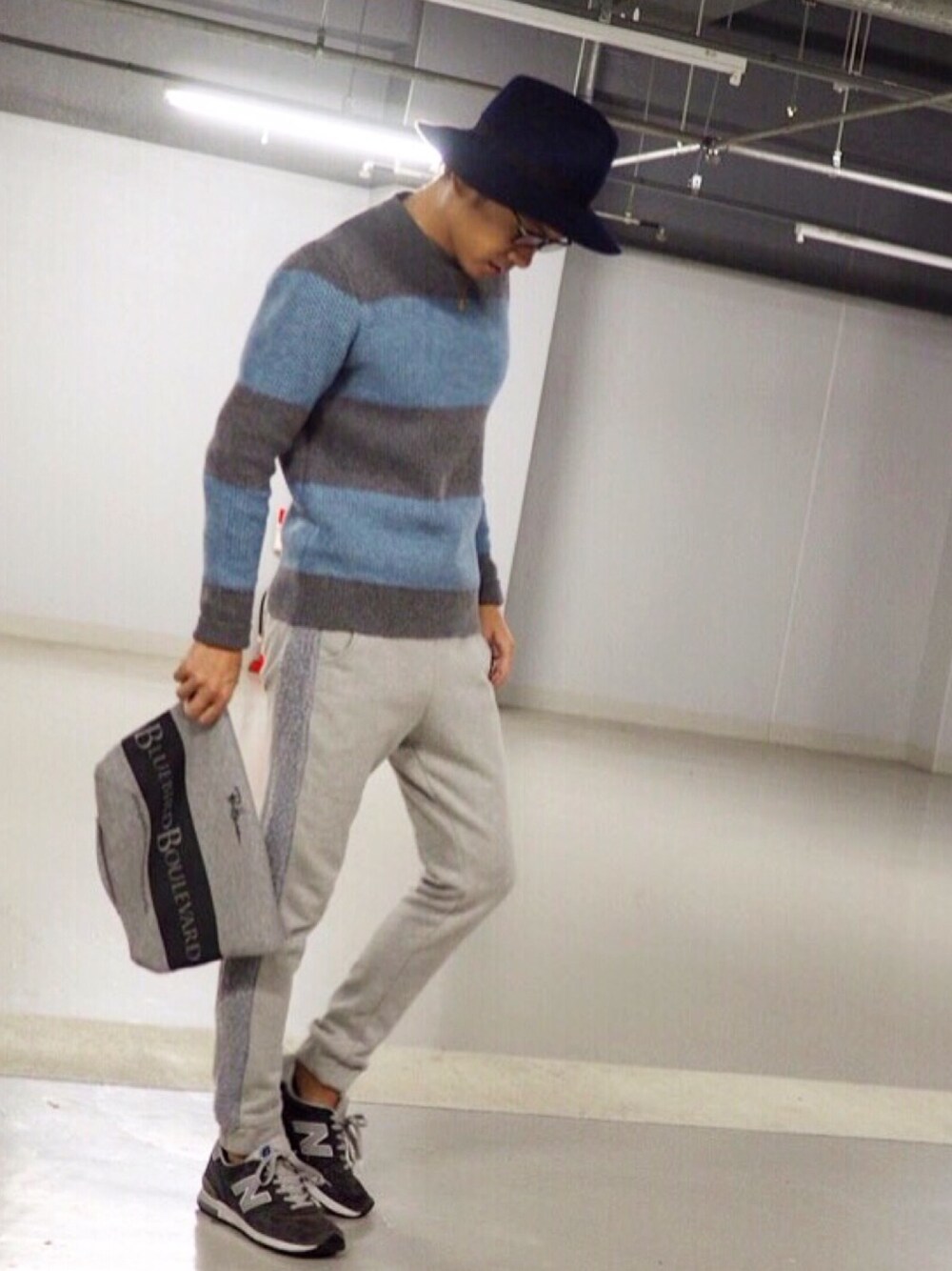 「GAP、ボーダー、SUPERTHANKS、スエパン、New Balance、1400、RonHerman、クラッチバッグ、Chrome Hearts」｜「GAPのアイテム（ニット/セーター、ブルー系）」を使った、tky_1098さん（メンズ・172cm）の冬コーディネートの1枚目の写真