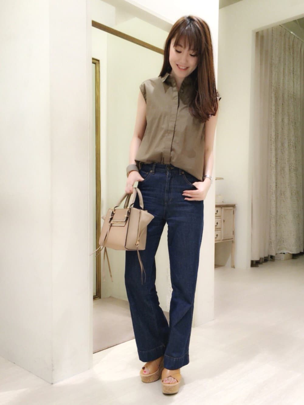 「シャツ、ワイドパンツ、デニムパンツ、サンダル、夏コーデ、カジュアルコーデ、RANDA」｜「RANDAのスリーブレスブラウス（シャツ/ブラウス、グリーン系）」を使った、satomamiさん（レディース・164cm）の春コーディネートの1枚目の写真
