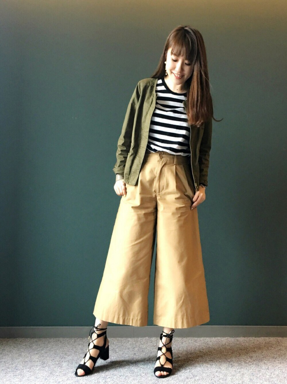 「RANDA、春コーデ、シンプルコーデ、ワイドパンツ、レースアップシューズ、サンダル」｜「RANDAのタック入りワイドパンツ（その他パンツ、イエロー系）」を使った、satomamiさん（レディース・164cm）の春コーディネートの1枚目の写真