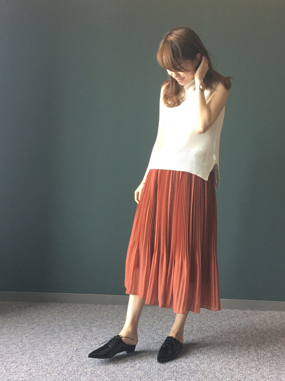 「RANDA、夏コーデ、シンプルコーデ、カジュアル、ootd、オトナカジュアル、プリーツスカート」｜「RANDAのローゲージノースリーブニット（ニット/セーター、ホワイト系）」を使った、satomamiさん（レディース・164cm）の夏コーディネートの1枚目の写真