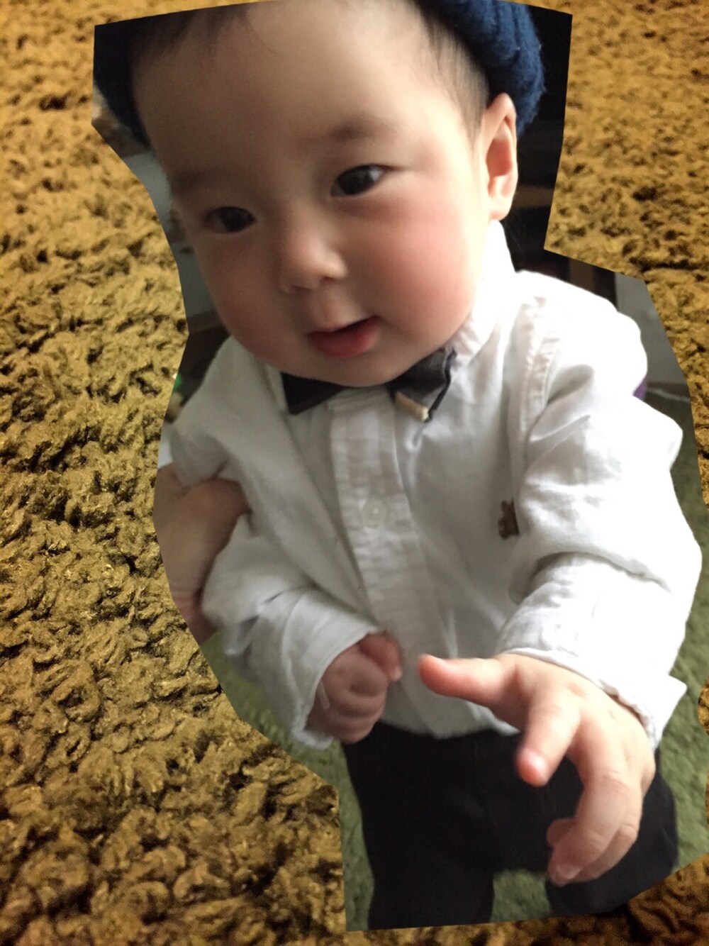 「シャツスタイル、デニムパンツ、ニット帽、蝶ネクタイ」｜「GAPのアイテム（シャツ/ブラウス、ホワイト系）」を使った、REN.さん（キッズ・70cm）の春コーディネートの1枚目の写真