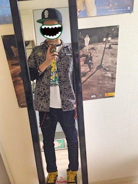 「蛍光カラー」｜「アイテム（財布/小物）」を使った、アナーキー田中さん（メンズ・171cm）の春コーディネート