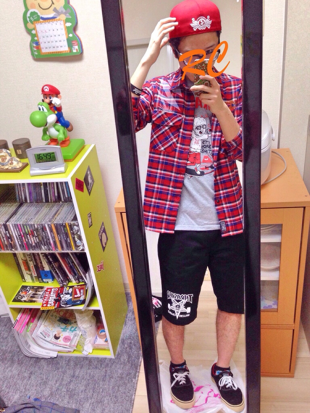「ネルシャツ、ストリート、NEW ERA、ハーフパンツ、お気に入り、スケータースタイル、B.B.CAP、THRASHER」｜「ROLLING CRADLEのTOO LATE! SKATER!（Tシャツ/カットソー、グレー系）」を使った、アナーキー田中さん（メンズ・171cm）の春コーディネートの1枚目の写真
