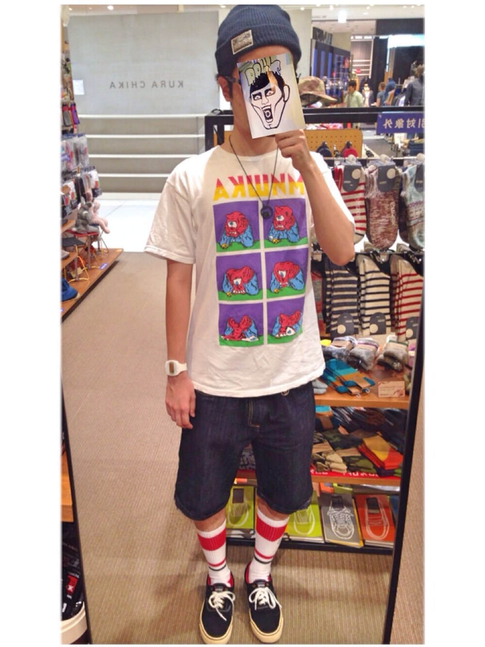 「ストリート、白Tシャツ、キャラT、白ソックス、後ろに靴下がいっぱい」｜「MISHKAのミシカ Tシャツ（Tシャツ/カットソー、ホワイト系）」を使った、アナーキー田中さん（メンズ・171cm）の夏コーディネートの1枚目の写真