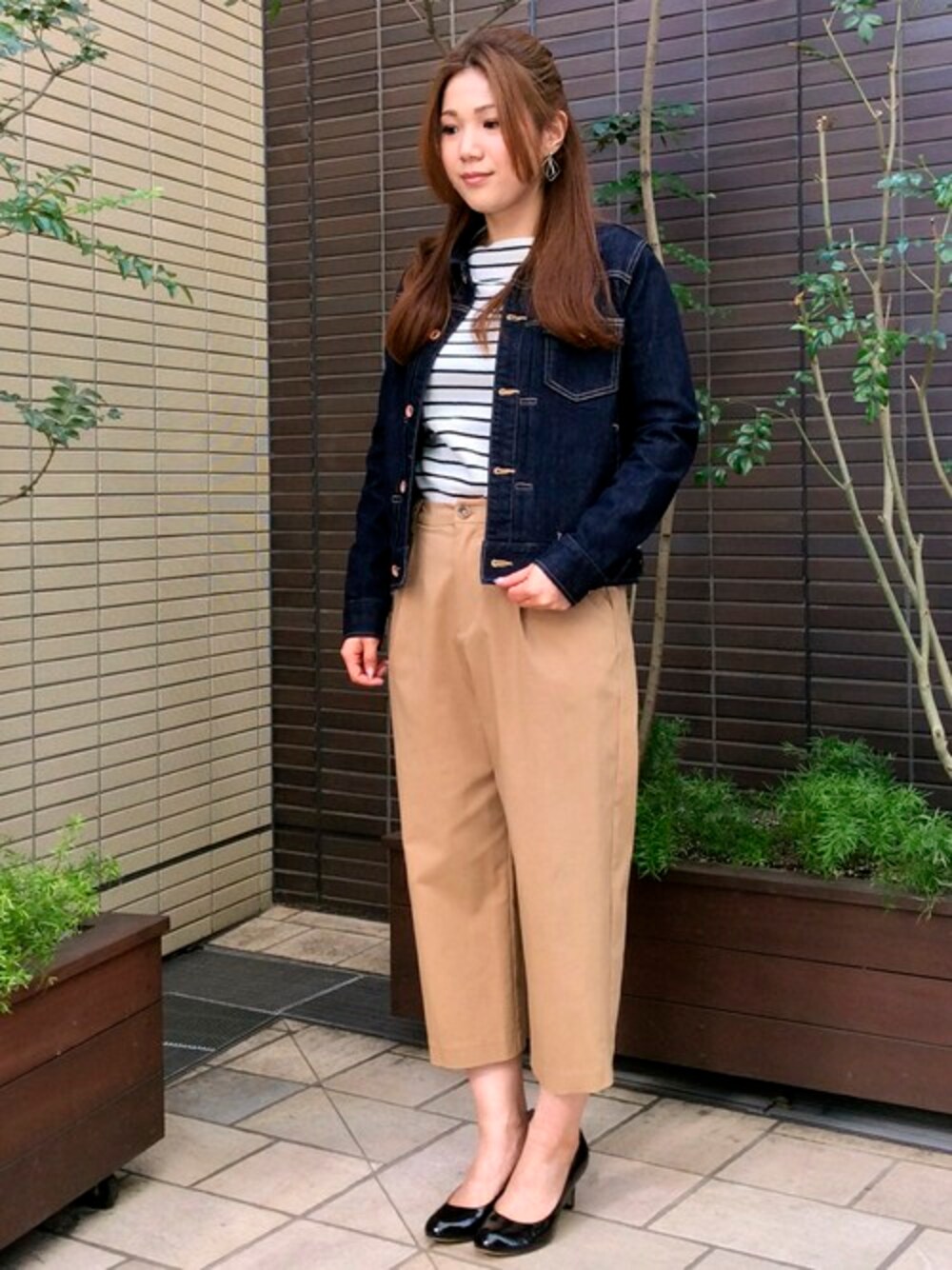 「デニム、ボーダー、シンプル、大人カジュアル、Gジャン、ワイドパンツ、クロップドパンツ、きれいめカジュアル、春、通勤コーデ」｜「LBCのコットンハリ抜きフライスボトルネックプルオーバー（Tシャツ/カットソー、ホワイト系）」を使った、sayaさん（レディース・156cm）の春コーディネートの1枚目の写真