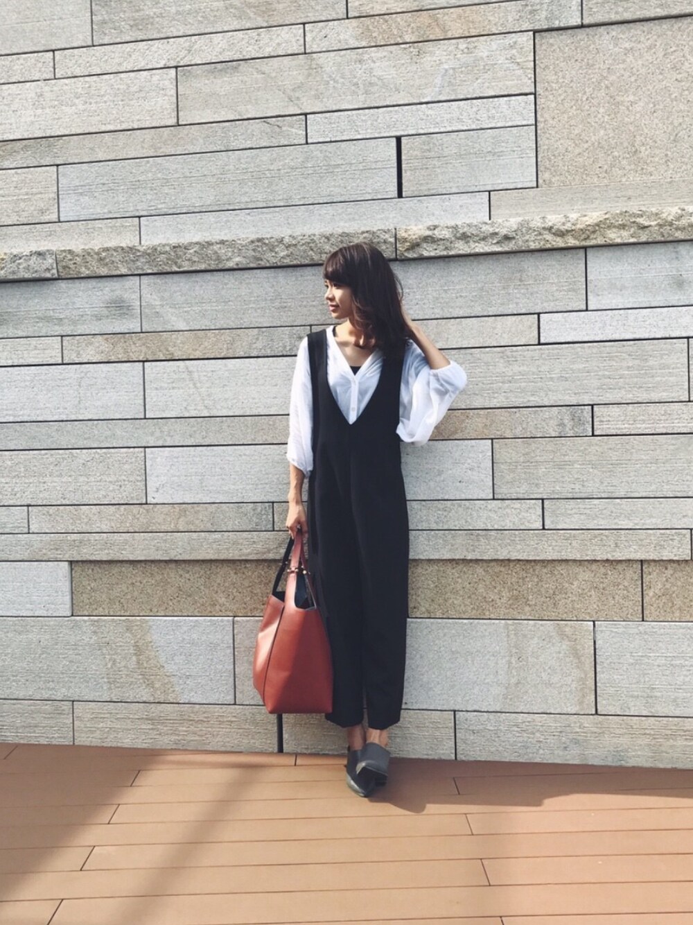 「オールインワン、大人カジュアル、ママコーデ、ママファッション、ママ、mamap、シャツスタイル、GU、ミディアムヘア」｜「STUNNING LUREのアイテム（シャツ/ブラウス、ホワイト系）」を使った、mamapさん（レディース・163cm）の秋コーディネートの1枚目の写真