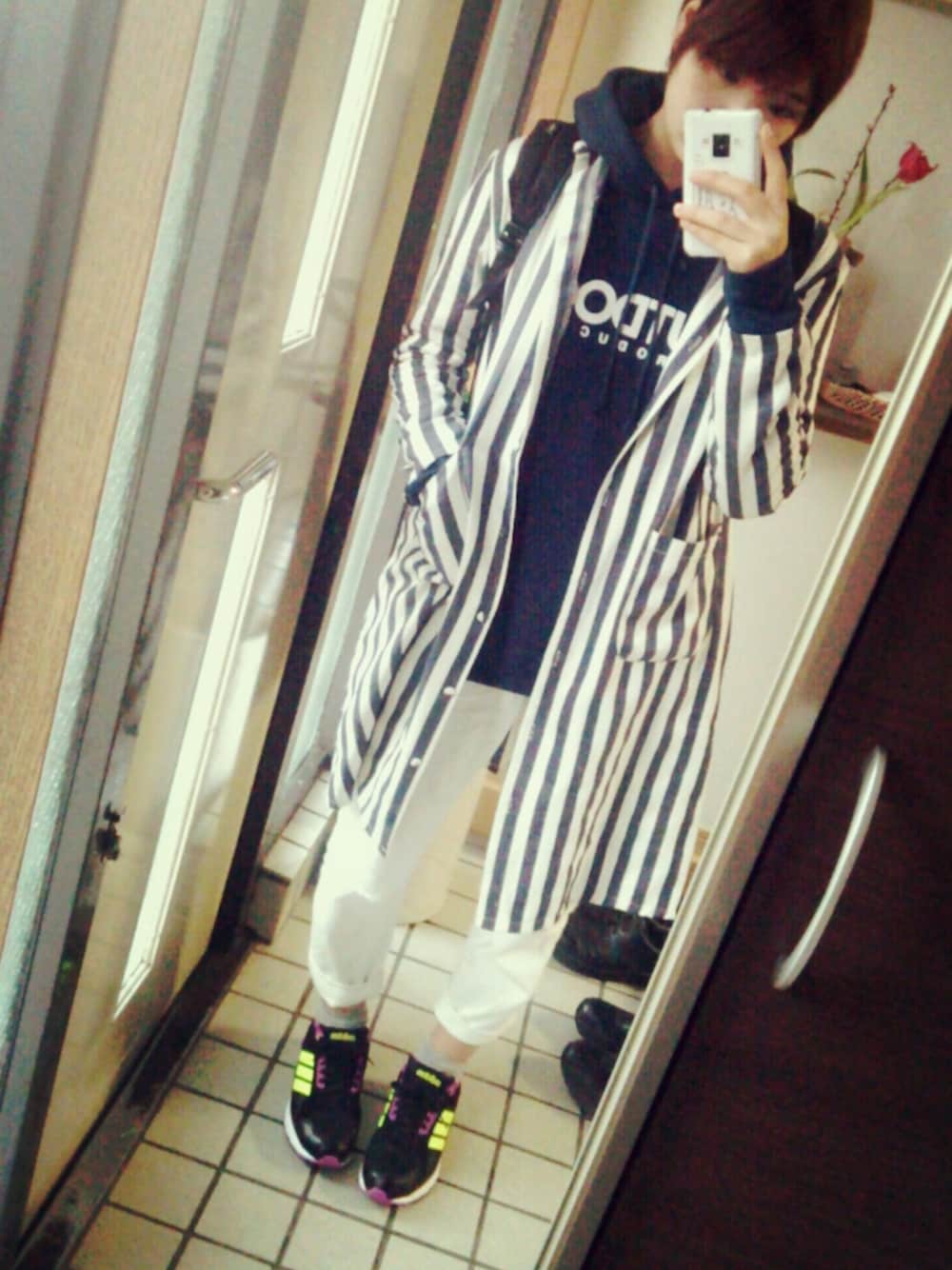 「パーカー、ロングシャツ、ストライプ、白パンツ」｜「古着のアイテム（シャツ/ブラウス、その他）」を使った、LOSさん（レディース・163cm）の春コーディネートの1枚目の写真