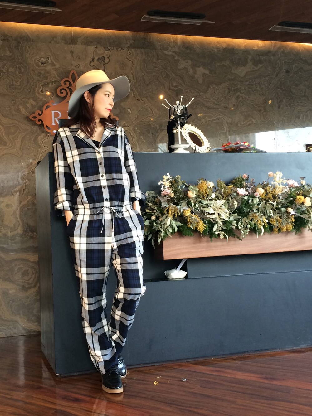 「NINE、オールインワン、チェック、ハット、FRAY I.D、RITZ、ZARA」｜「NINEのギンガムチェックオールインワン（つなぎ/オールインワン、その他）」を使った、下島麻子さん（レディース・159cm）の春コーディネートの1枚目の写真