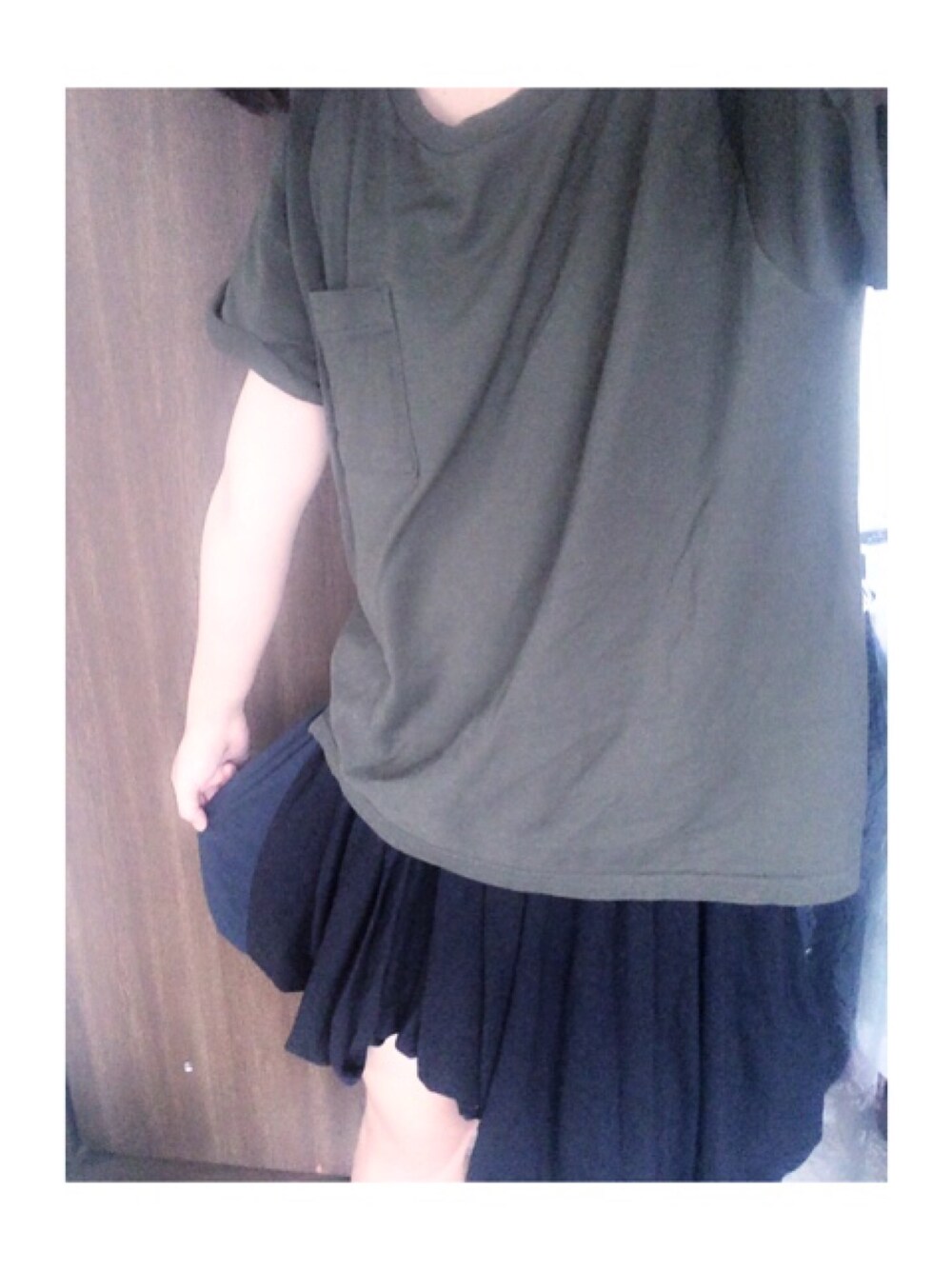 「ワンピース、黒、カーキ、ポケットＴシャツ、niko and ...、ACID GALLERY、黒ワンピ、変形」｜「niko and...のUSAコットンポケットTシャツ【niko and...】（Tシャツ/カットソー、グリーン系）」を使った、まあ(や)さん（レディース・145cm）の夏コーディネートの1枚目の写真