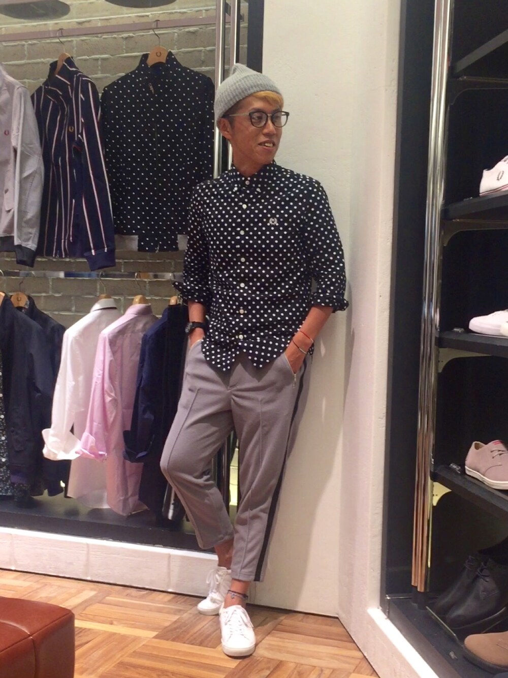 ブルー系のシャツ/ブラウス、ホワイト系のスニーカー、グレー系のその他パンツを着用したメンズの秋コーディネートの1枚目の写真