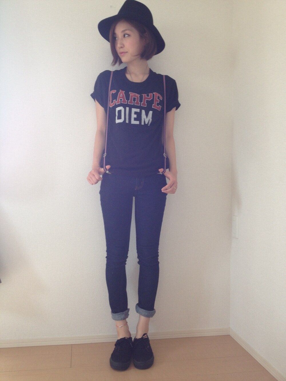「バンズ、サスペンダー、ハット、スキニーデニム、ママコーデ」｜「MOUSSYのCARPE DIEM/TSJ（Tシャツ/カットソー、ブラック系）」を使った、hinaさん（レディース・163cm）の夏コーディネートの1枚目の写真