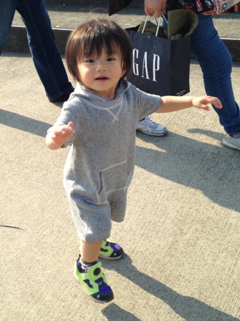 「スウェット、グレー、男の子」｜「GAPのアイテム（ロンパース、グレー系）」を使った、hinaさん（キッズ・90cm）の春コーディネートの1枚目の写真