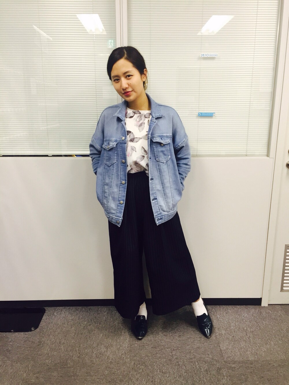 「URBAN RESEARCH、KBF、murua、moussy、fashion、2015ss」｜「URBAN RESEARCHのアイテム（シャツ/ブラウス、グレー系）」を使った、SatokoNakaharaさん（レディース・158cm）の春コーディネートの1枚目の写真