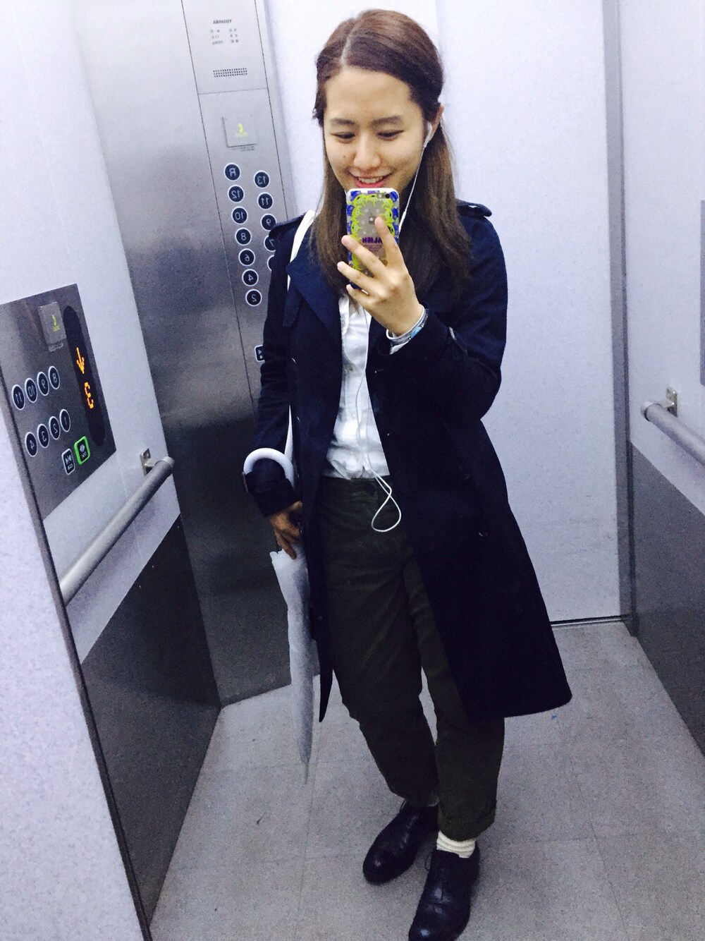「URBAN RESEARCH、BANANA REPUBLIC、SLIC SLIC、navy、kahki、カーキ、ミリタリー」｜「URBAN RESEARCHのアイテム（トレンチコート、ブルー系）」を使った、SatokoNakaharaさん（レディース・158cm）の春コーディネートの1枚目の写真