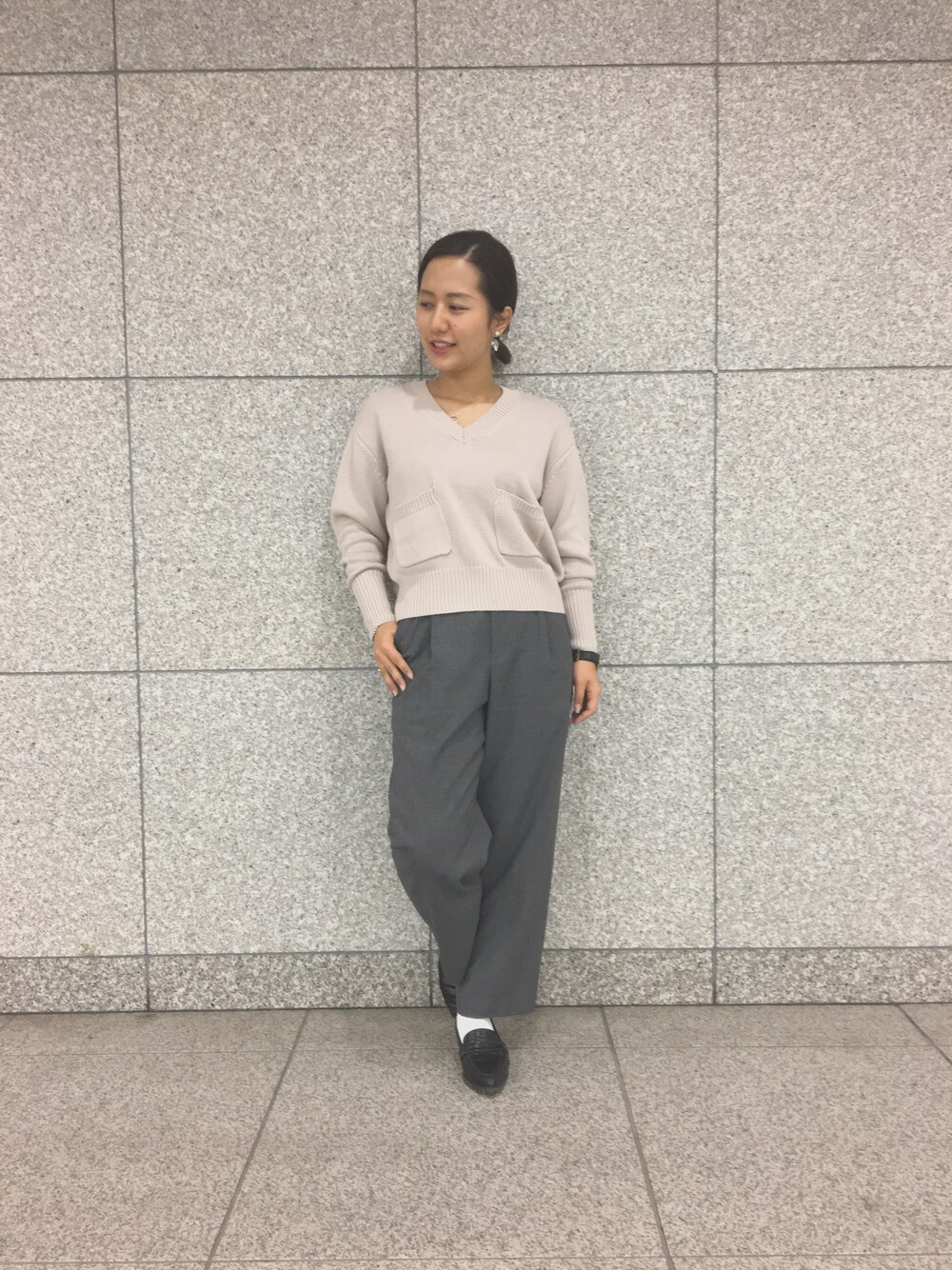 「カジュアルコーデ、ROSSO、URBAN RESEARCH、Steven Alan、pink、グレー、春物、新作、新作入荷」｜「URBAN RESEARCH ROSSO WOMENのROSSO Vネックショートプルオーバー（ニット/セーター、ピンク系）」を使った、SatokoNakaharaさん（レディース・158cm）の冬コーディネートの1枚目の写真